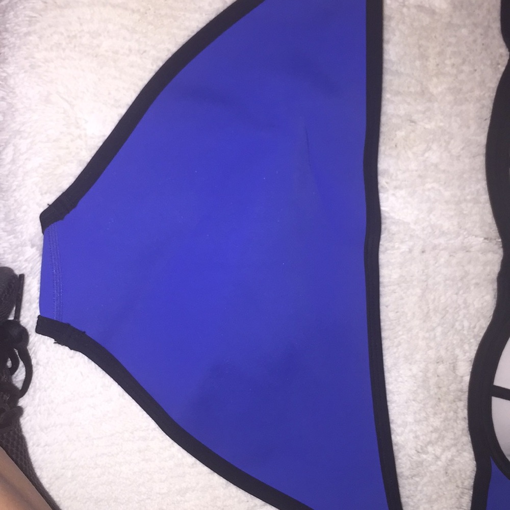 Triangle bathing suit - Picture 2 of 2